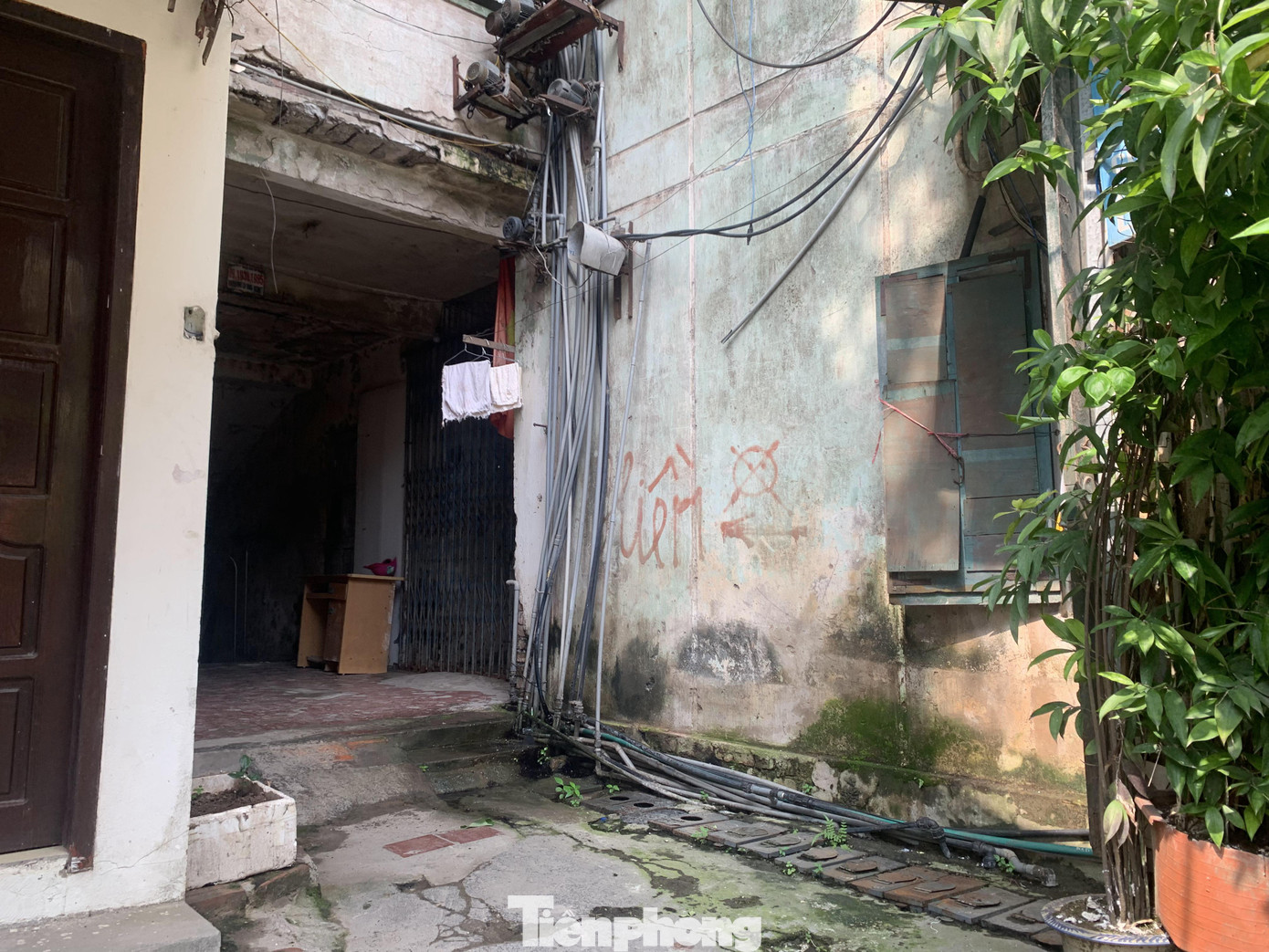 Do đó, ngày nào các chương trình đầu tư xây mới, cải tạo còn chậm trễ thì ngày đó những cư dân trong Khu tập thể Viện Hóa học Công nghiệp Việt Nam nói riêng và hàng nghìn cư dân tại các khu tập thể và chung cư cũ vẫn còn nơm nớp lo sợ vì tình trạng nhà ở xuống cấp, tiềm ẩn nguy cơ cháy nổ cao...