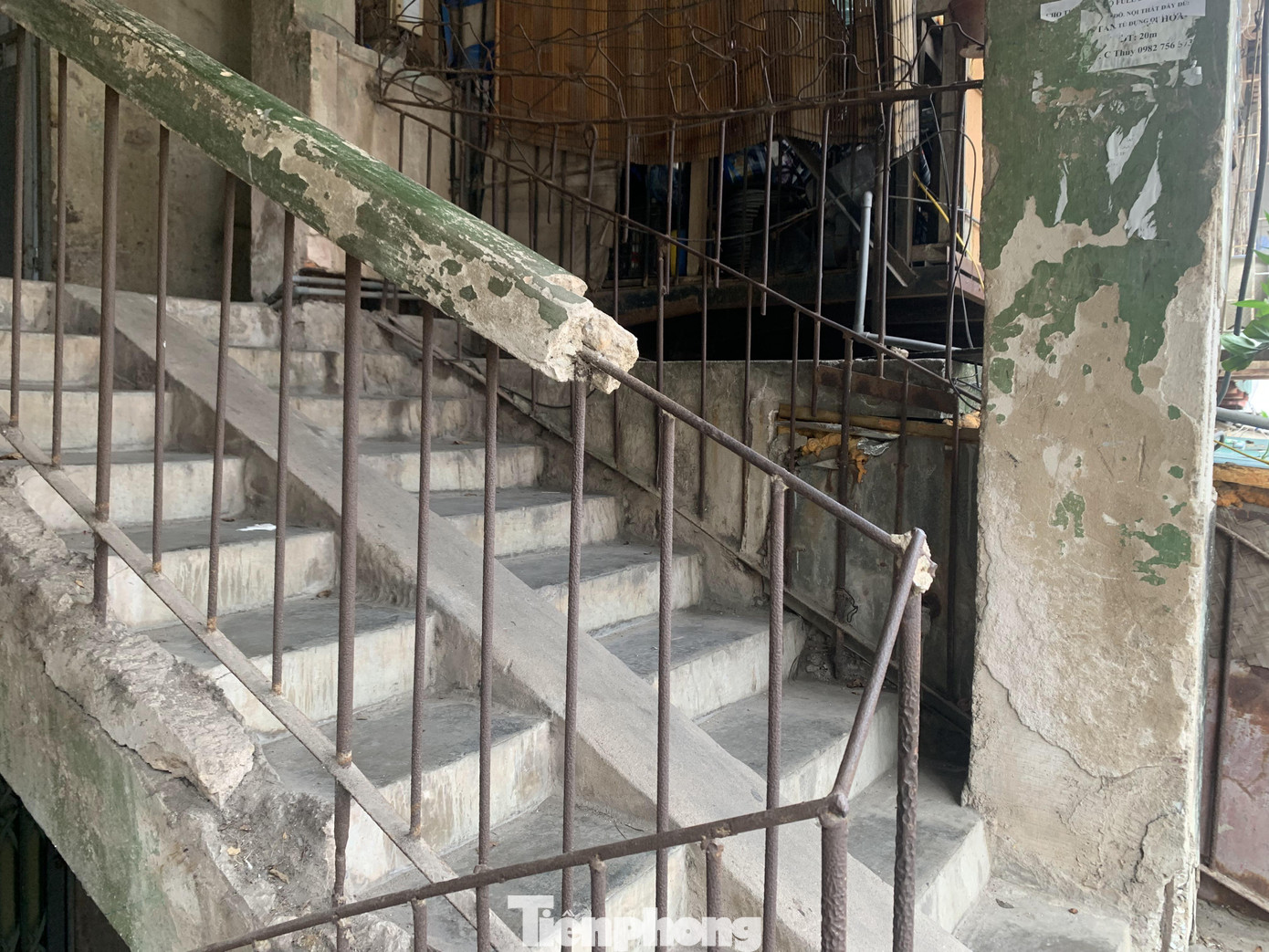 Toàn bộ vôi vữa của khu tập thể này đều đã mục nát và bị rơi ra từng mảng lớn. Kết cấu ban đầu của khu tập thể đã không còn chịu được sự “bào mòn” của thời gian và hoạt động cơi nới.