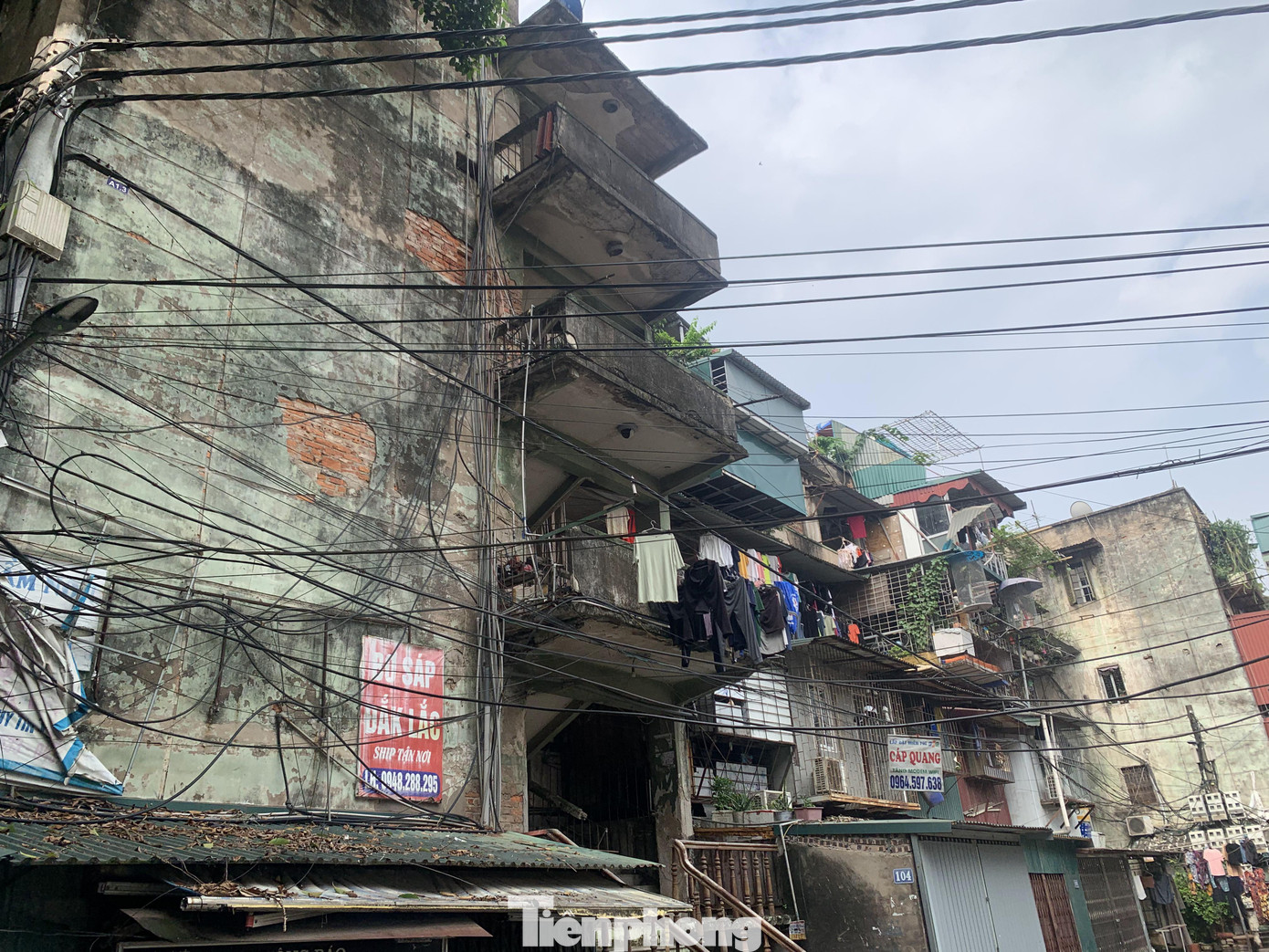 Theo tìm hiểu, khu tập thể của gồm 4 tầng, mỗi tầng 13 phòng và dùng chung một nhà tắm, nhà vệ sinh.