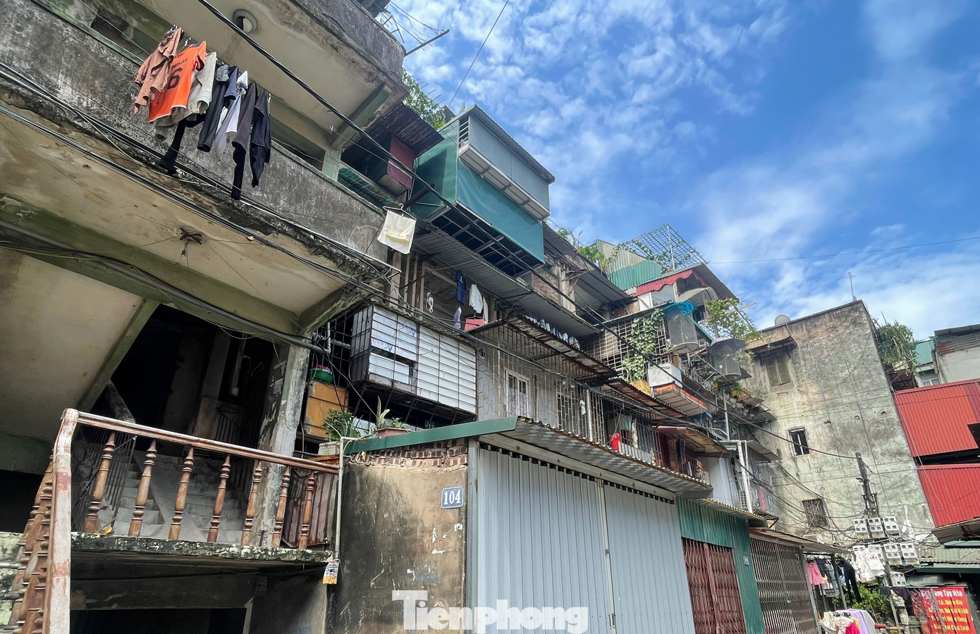 Hầu hết các căn hộ đều được cơi nới thêm bằng tôn để tăng diện tích.