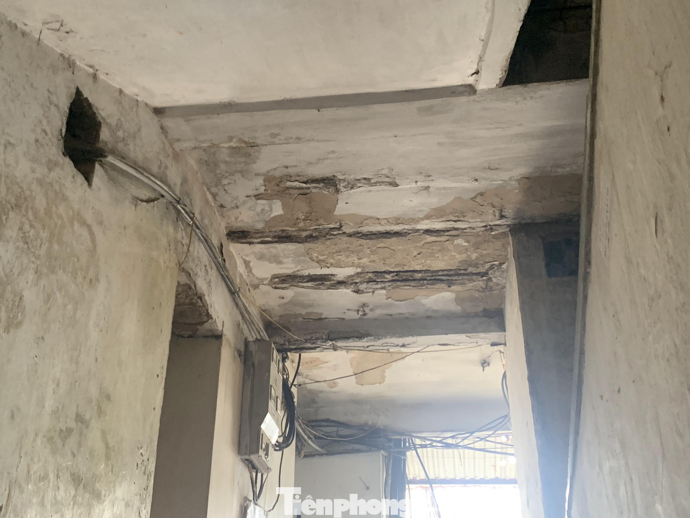 Theo cư dân sinh sống tại Khu tập thể Viện Hóa học thì cả khu nhà bị rung lắc mạnh khi có ô tô hoặc tàu hỏa chạy qua, mưa to thì dột, luôn luôn thiếu sáng. Thậm chí một vài năm gần đây, khu nhà đã có dấu hiệu bị nghiêng.