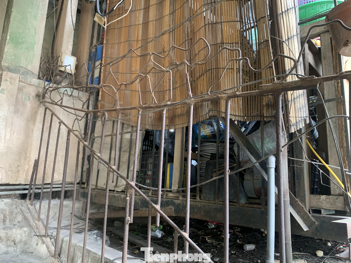 Theo cư dân sinh sống tại Khu tập thể Viện Hóa học thì cả khu nhà bị rung lắc mạnh khi có ô tô hoặc tàu hỏa chạy qua, mưa to thì dột, luôn luôn thiếu sáng. Thậm chí một vài năm gần đây, khu nhà đã có dấu hiệu bị nghiêng.