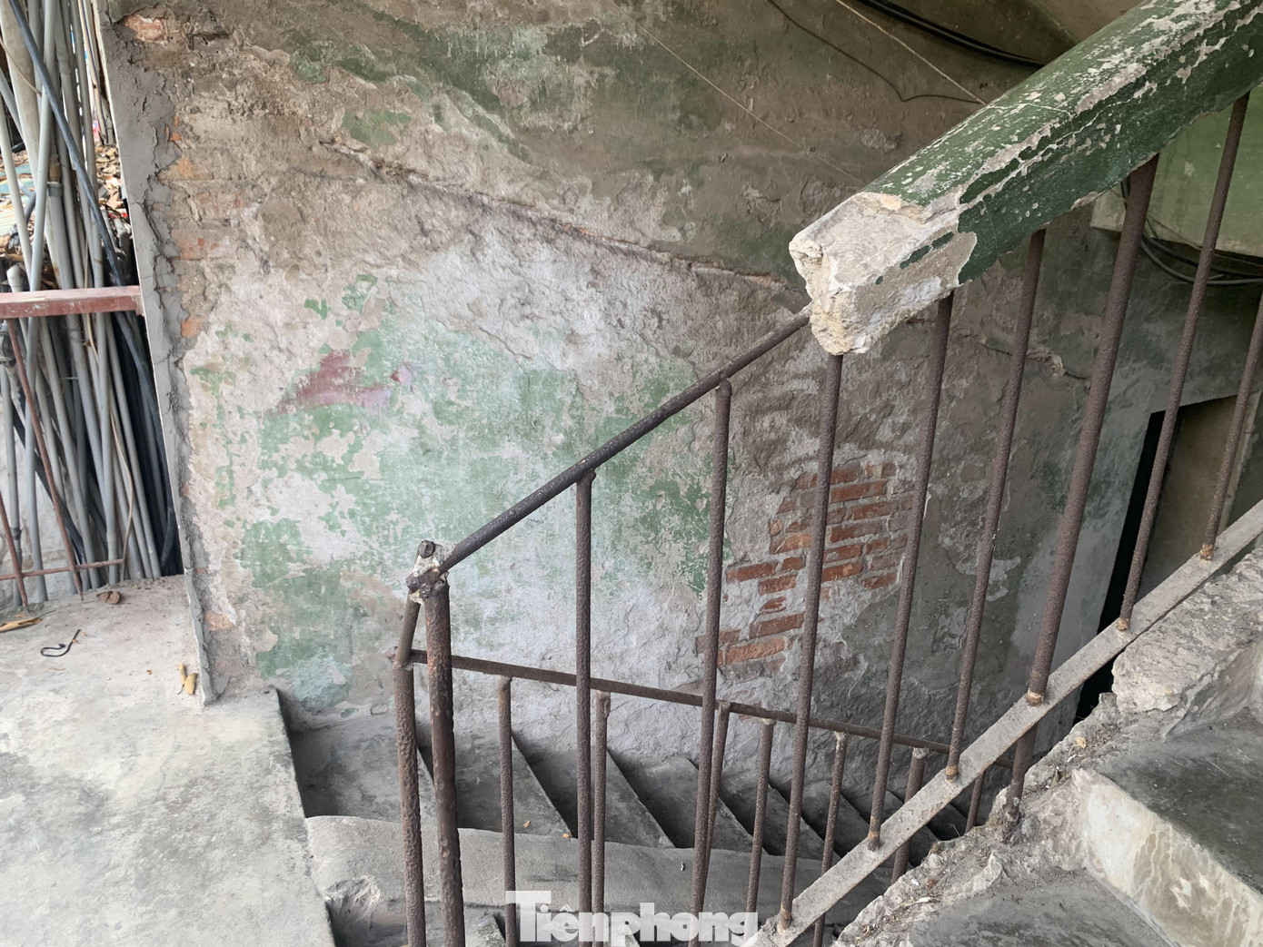 Toàn bộ vôi vữa của khu tập thể này đều đã mục nát và bị rơi ra từng mảng lớn. Kết cấu ban đầu của khu tập thể đã không còn chịu được sự “bào mòn” của thời gian và hoạt động cơi nới.