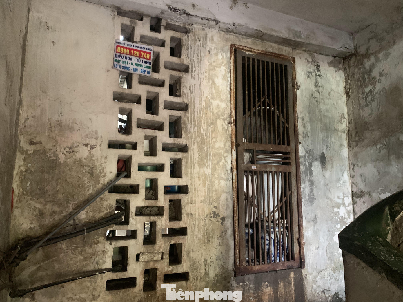 Theo cư dân sinh sống tại Khu tập thể Viện Hóa học thì cả khu nhà bị rung lắc mạnh khi có ô tô hoặc tàu hỏa chạy qua, mưa to thì dột, luôn luôn thiếu sáng. Thậm chí một vài năm gần đây, khu nhà đã có dấu hiệu bị nghiêng.