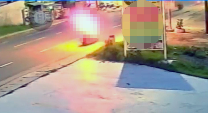 Người phụ nữ bốc cháy dữ dội. Ảnh: Chụp màn hình từ camera