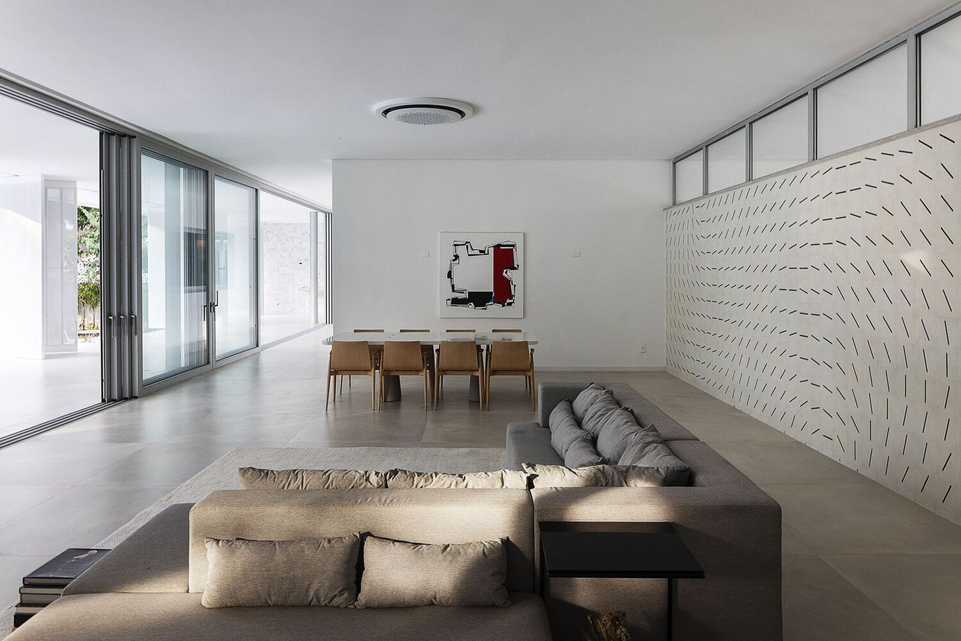 Kết hợp với các đặc tính cách nhiệt của gương nước xung quanh, thông gió và chiếu sáng tự nhiên dồi dào, mái nhà bằng chăn nhiệt dẻo và các tấm pin mặt trời để đun nước và tạo ra năng lượng quang điện. Giải pháp này đảm bảo sự thoải mái về môi trường cho nơi ở, đồng thời giảm chi phí điện cho chiếu sáng nhân tạo và điều hòa không khí.