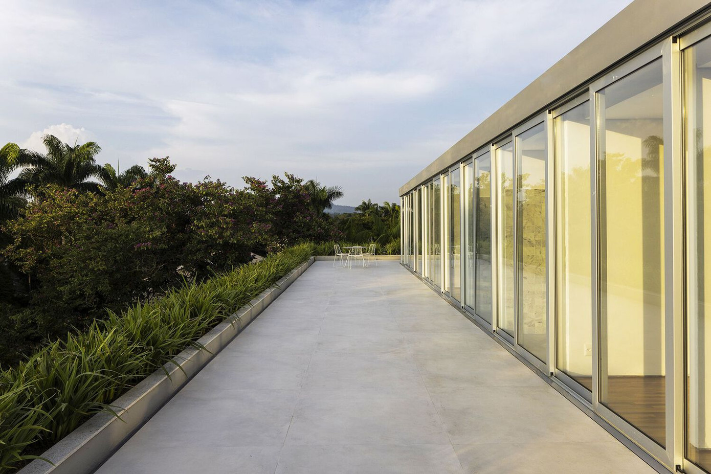 Vật liệu được lựa chọn để đảm bảo cách nhiệt và cách âm, đồng thời cho phép các thành phần của tòa nhà mỏng hơn, tạo ra khối lượng nhẹ hơn.