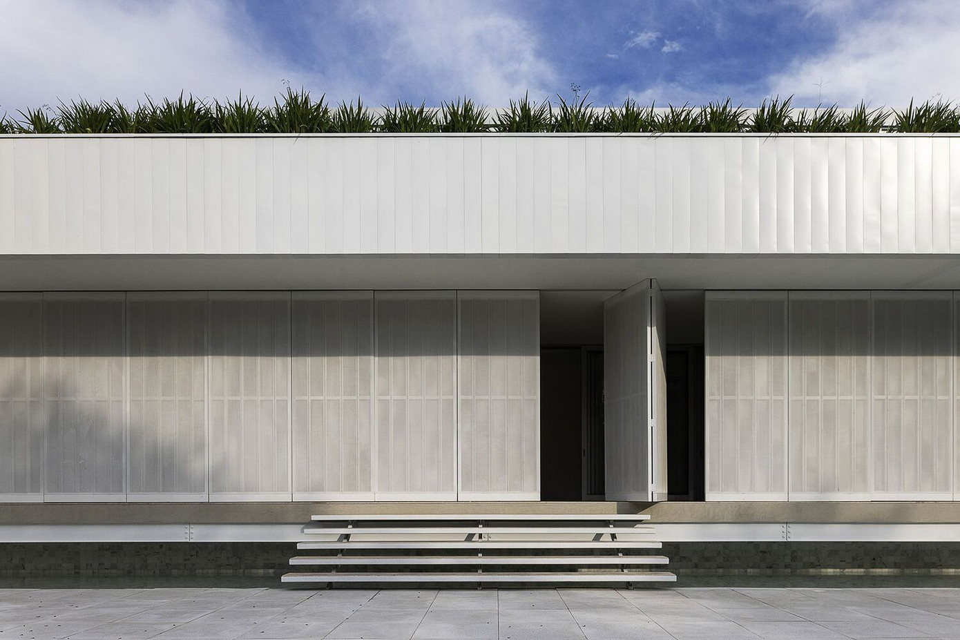 Khu vực sinh hoạt rộng rãi mở ra hiên sau. Phần đầu hồi hướng ra mặt tiền lối vào gara và ở phía đối diện là phòng khách, được phủ bằng hai lớp gạch thủy lực.