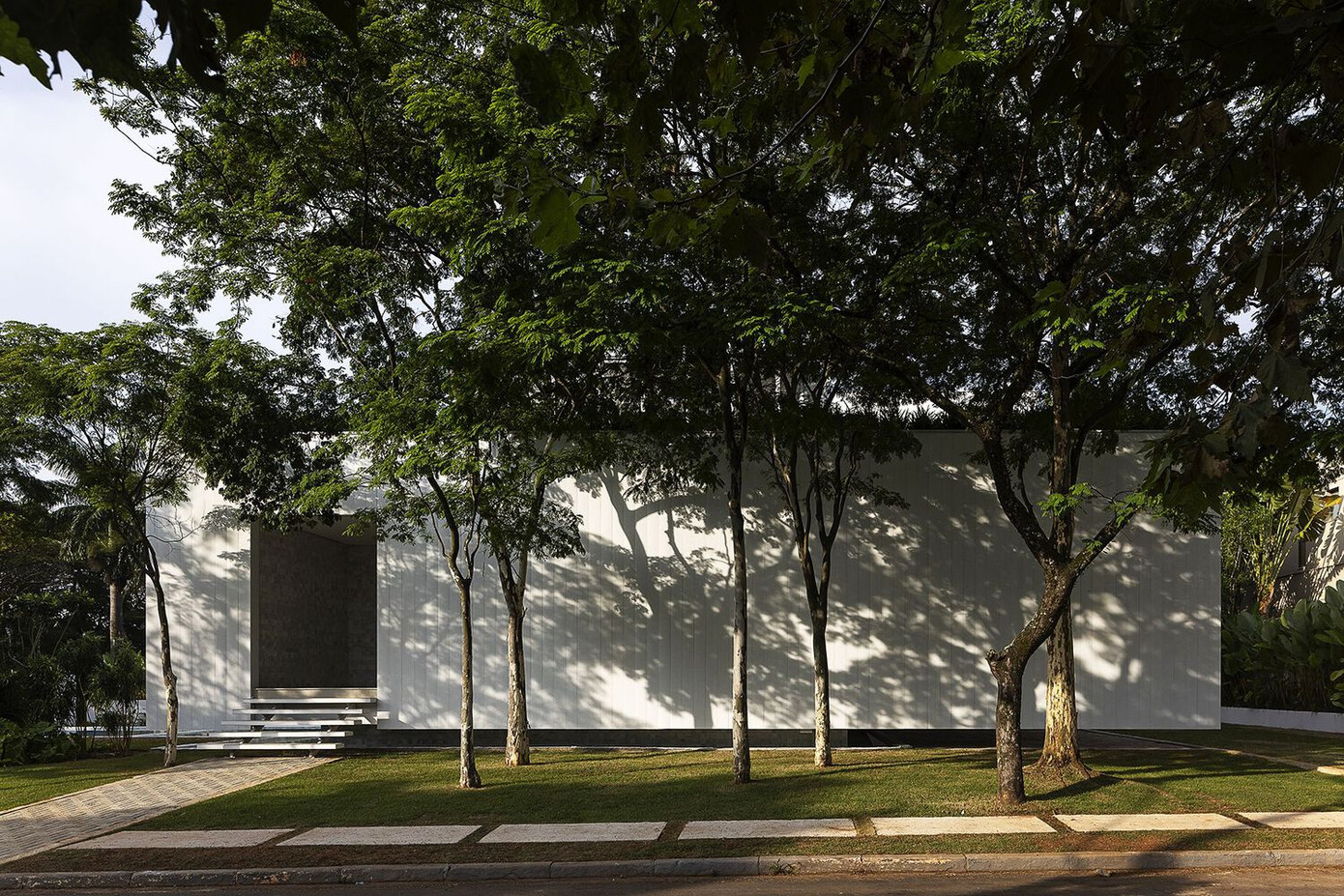 Máng xối kỹ thuật chạy ngang dưới tấm sàn trong khoảng trống ở tầng hầm. Độ cao của khối chính ngăn cản sự truyền nhiệt và độ ẩm vào bên trong.