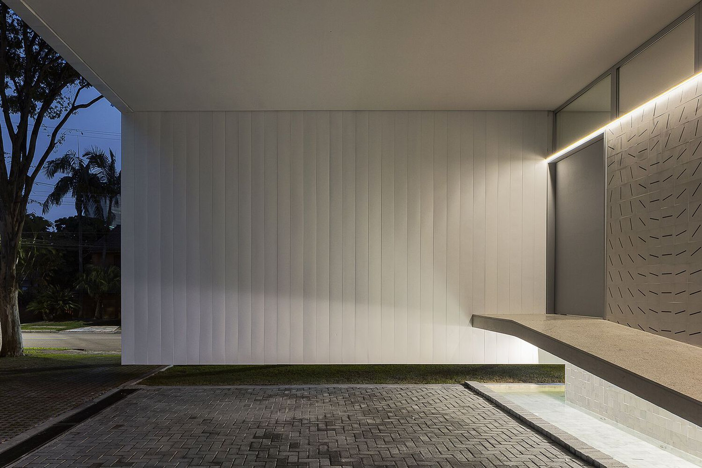 Ánh sáng tự nhiên và thông gió chéo được đảm bảo bằng các mái vòm kính pha lê trong phòng tắm và các lỗ mở được đóng khung bằng khung nhôm trượt với kính dán nhiều lớp không màu, chống tia cực tím.