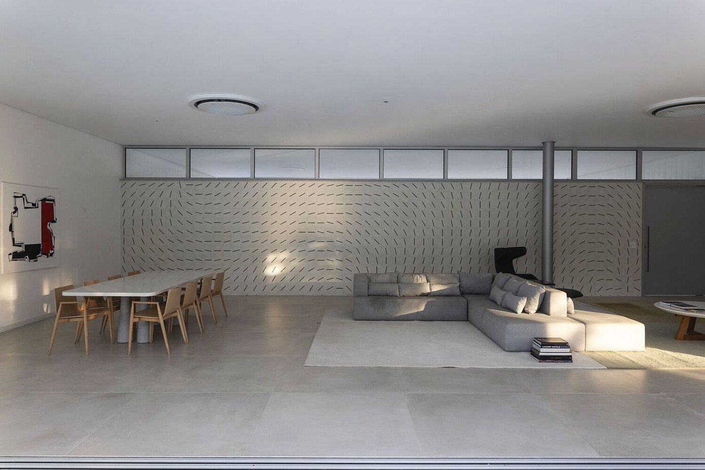 Hệ thống kết cấu sử dụng dầm và trụ kim loại, trong khi các tấm sàn trên, mái và tường bên trong được làm từ các tấm gỗ dán chéo làm từ gỗ thông đã qua xử lý.