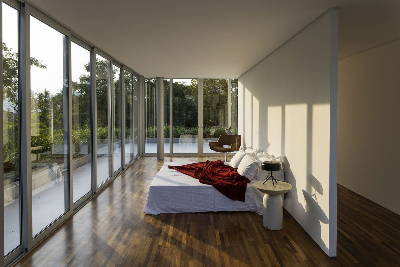 Kết hợp với các đặc tính cách nhiệt của gương nước xung quanh, thông gió và chiếu sáng tự nhiên dồi dào, mái nhà bằng chăn nhiệt dẻo và các tấm pin mặt trời để đun nước và tạo ra năng lượng quang điện. Giải pháp này đảm bảo sự thoải mái về môi trường cho nơi ở, đồng thời giảm chi phí điện cho chiếu sáng nhân tạo và điều hòa không khí.