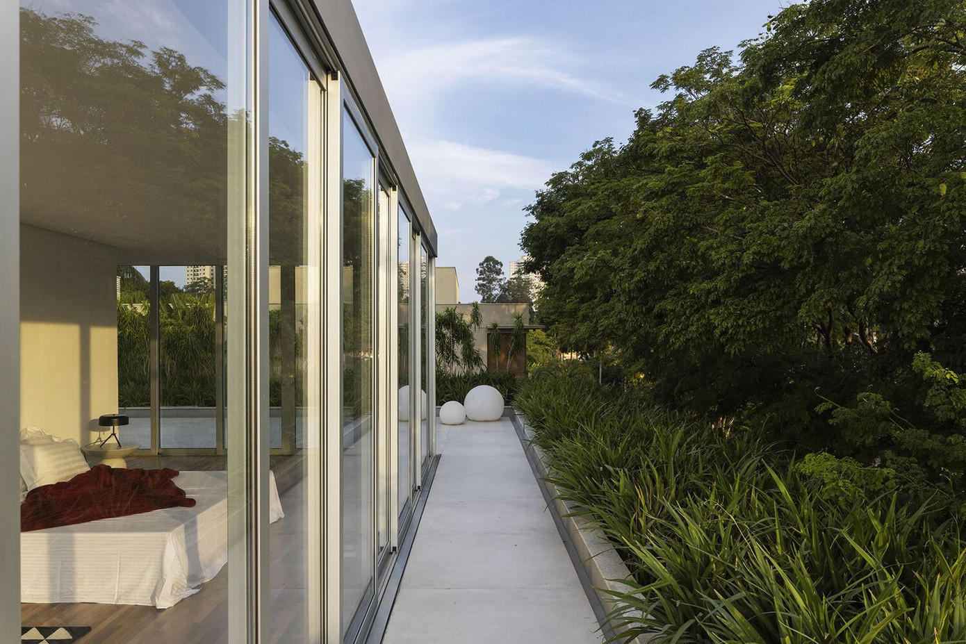 Ánh sáng tự nhiên và thông gió chéo được đảm bảo bằng các mái vòm kính pha lê trong phòng tắm và các lỗ mở được đóng khung bằng khung nhôm trượt với kính dán nhiều lớp không màu, chống tia cực tím.