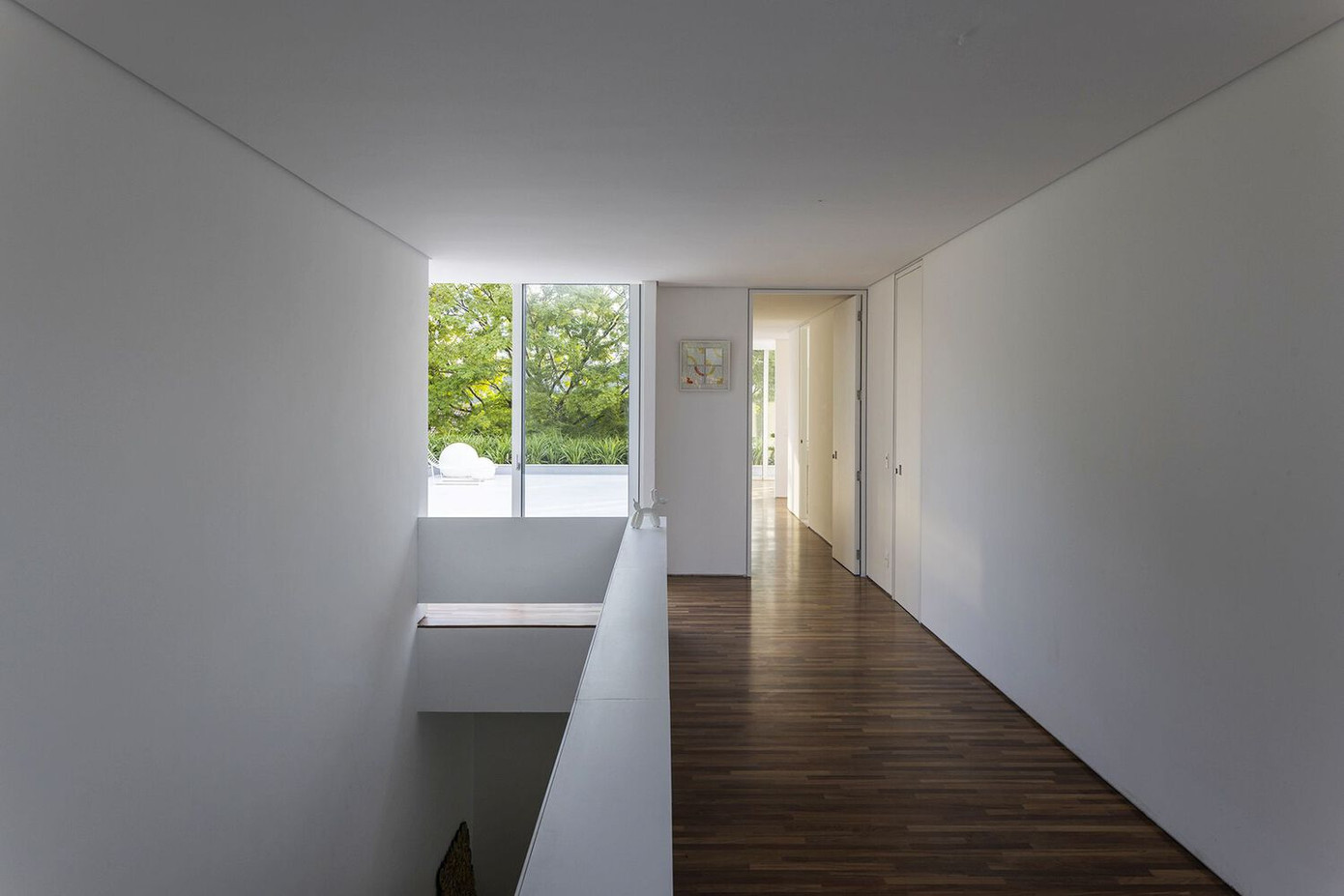 Các hệ thống điện và hệ thống ống nước chạy giữa trần thạch cao và các tấm ván CLT, với hệ thống cáp và đường ống tập trung trong các trục bảo trì được phân bổ đều khắp tòa nhà.