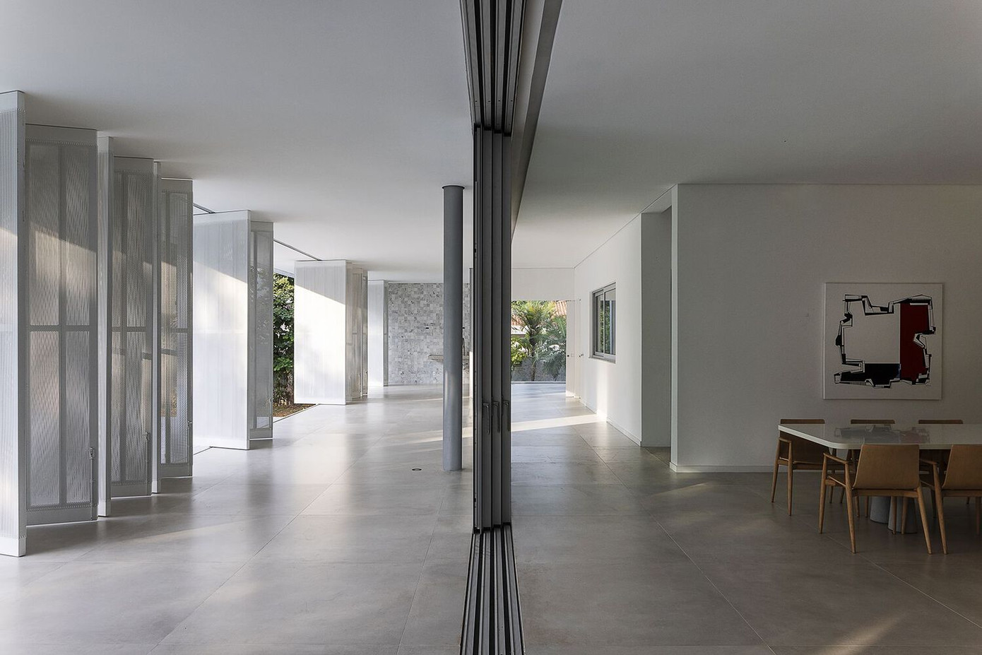 Hệ thống kết cấu sử dụng dầm và trụ kim loại, trong khi các tấm sàn trên, mái và tường bên trong được làm từ các tấm gỗ dán chéo làm từ gỗ thông đã qua xử lý.