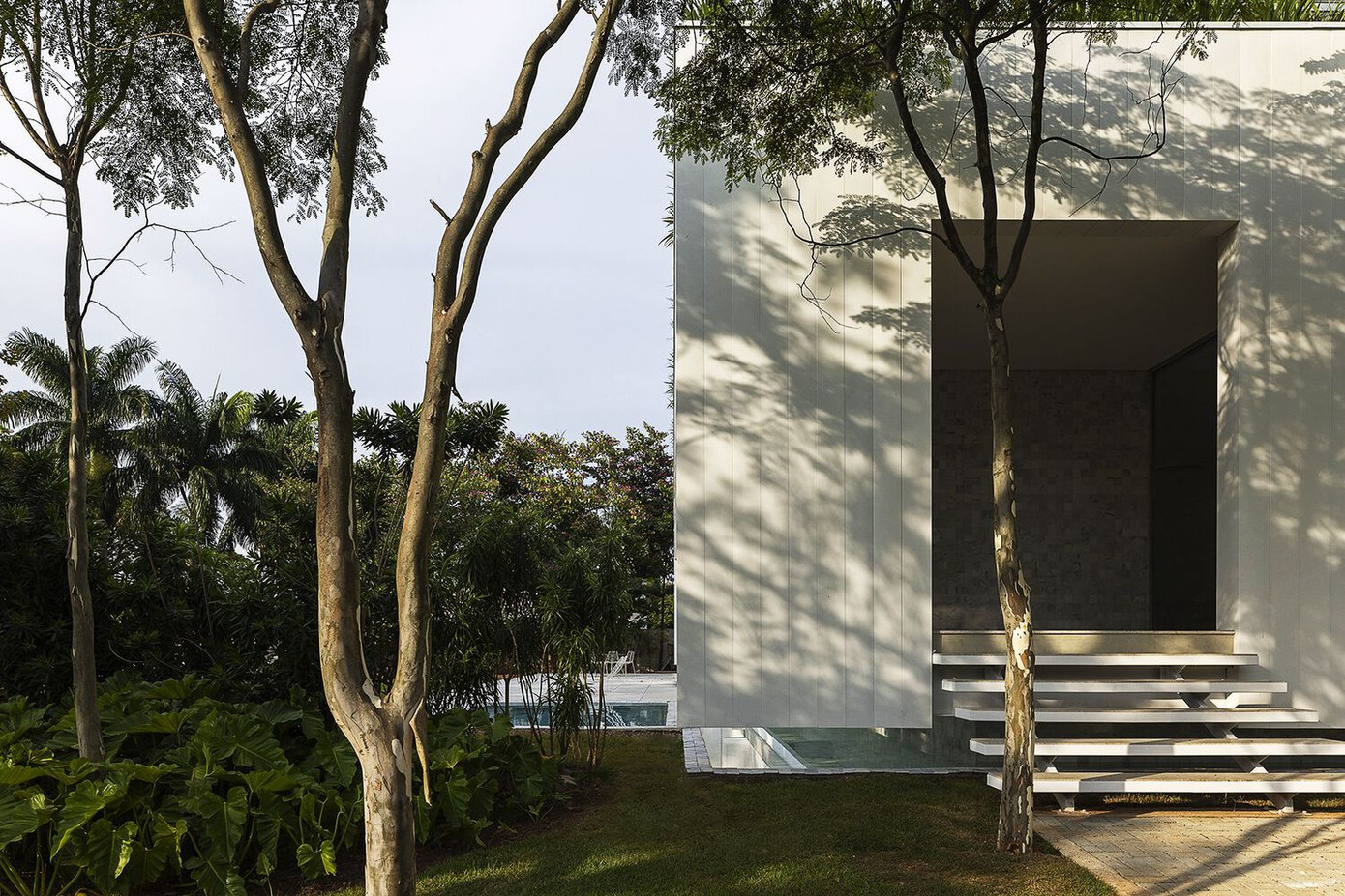 Máng xối kỹ thuật chạy ngang dưới tấm sàn trong khoảng trống ở tầng hầm. Độ cao của khối chính ngăn cản sự truyền nhiệt và độ ẩm vào bên trong.