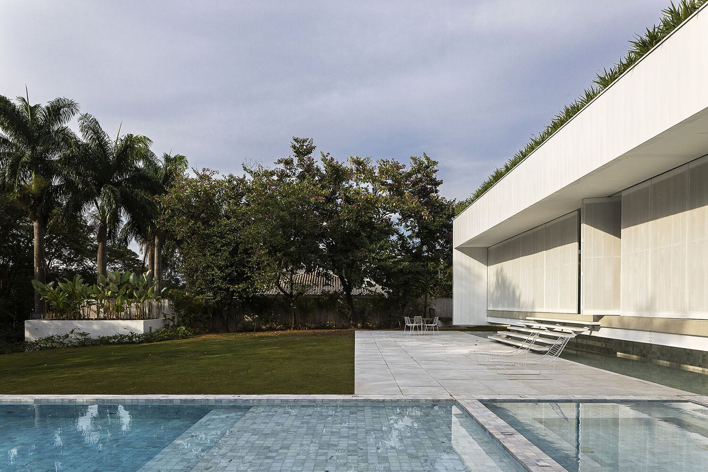 Khu vực sinh hoạt rộng rãi mở ra hiên sau. Phần đầu hồi hướng ra mặt tiền lối vào gara và ở phía đối diện là phòng khách, được phủ bằng hai lớp gạch thủy lực.