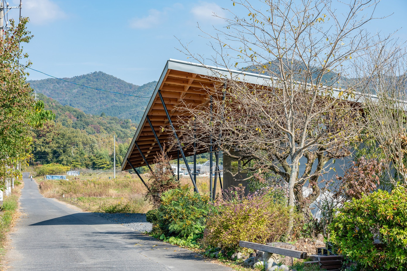 Các kiến trúc sư đã thiết kế mái nhà cao về phía Đông gần phía các ngọn núi, hạ thấp về phía Nam và sử dụng thanh gỗ thẳng để tạo thành một đường xéo, nhằm giảm bớt độ dày của mái nhà.