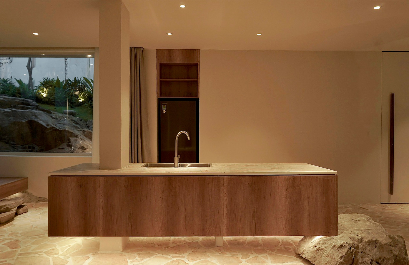 Để các không gian luôn sáng và thoáng, toàn bộ các cửa đều làm bằng kính.