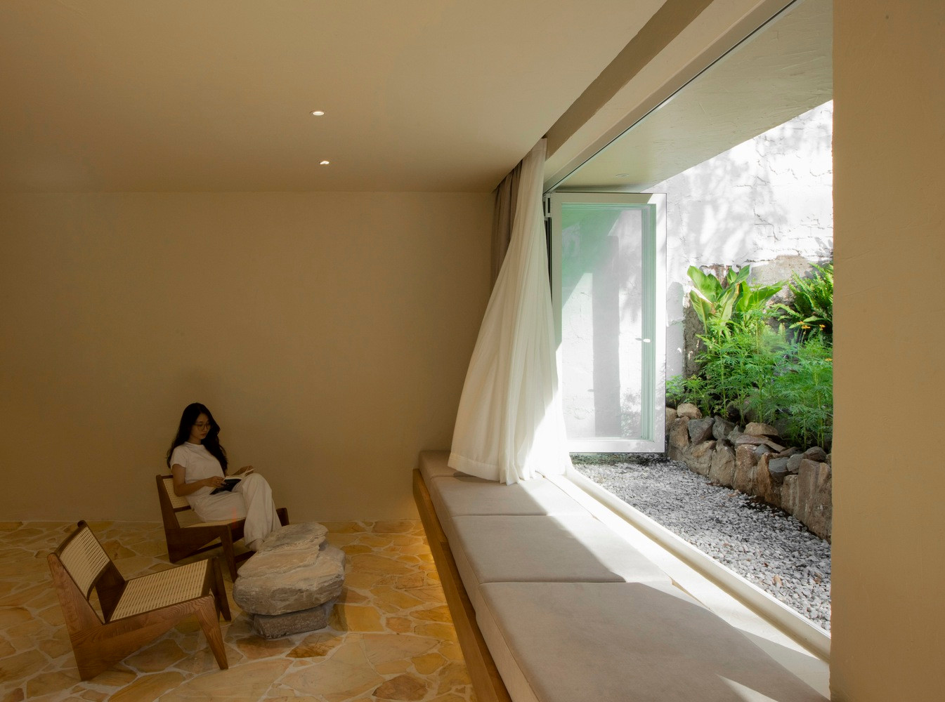 Lấy cảm hứng từ những con sóng vỗ vào bờ và bãi đá của Vũng Tàu, các kiến trúc sư đã xóa nhòa ranh giới giữa nội thất và ngoại thất, kiến trúc và cảnh quan.