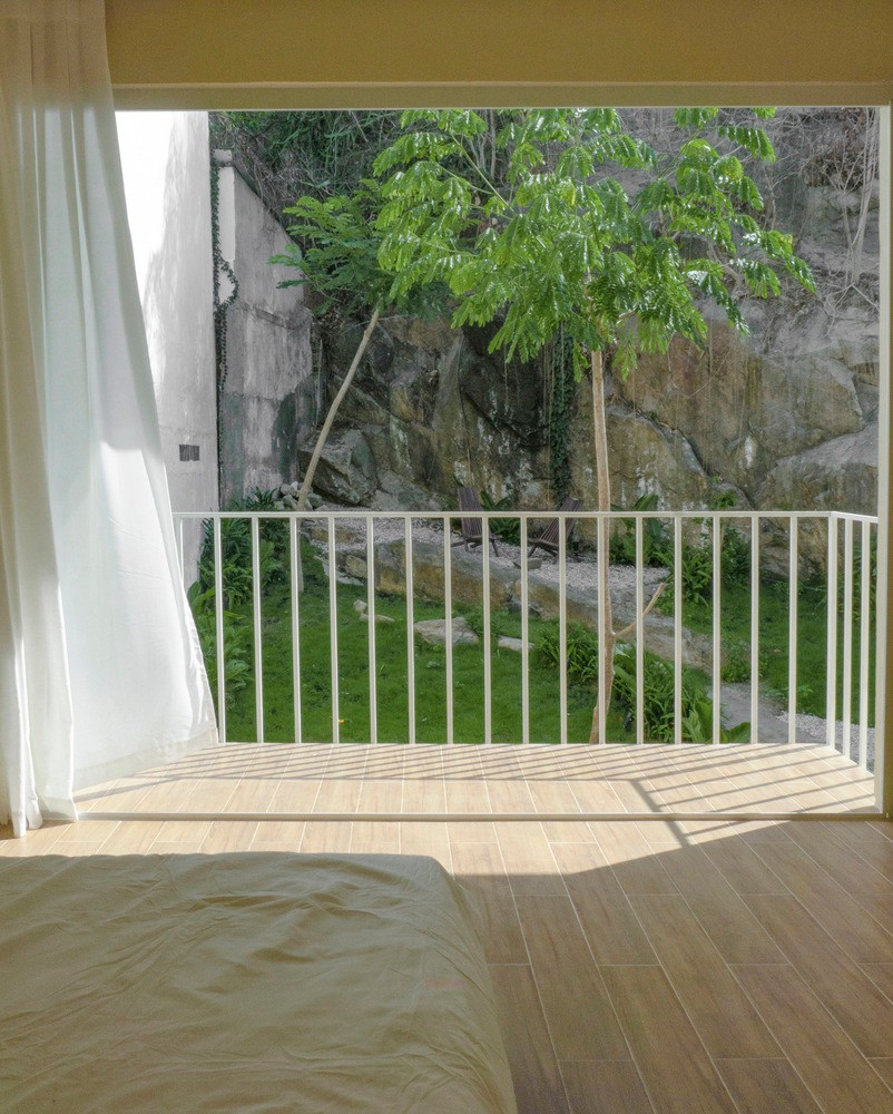 Thiết kế này ưu tiên tôn trọng thiên nhiên và bảo tồn hầu hết vẻ đẹp tự nhiên của địa điểm.