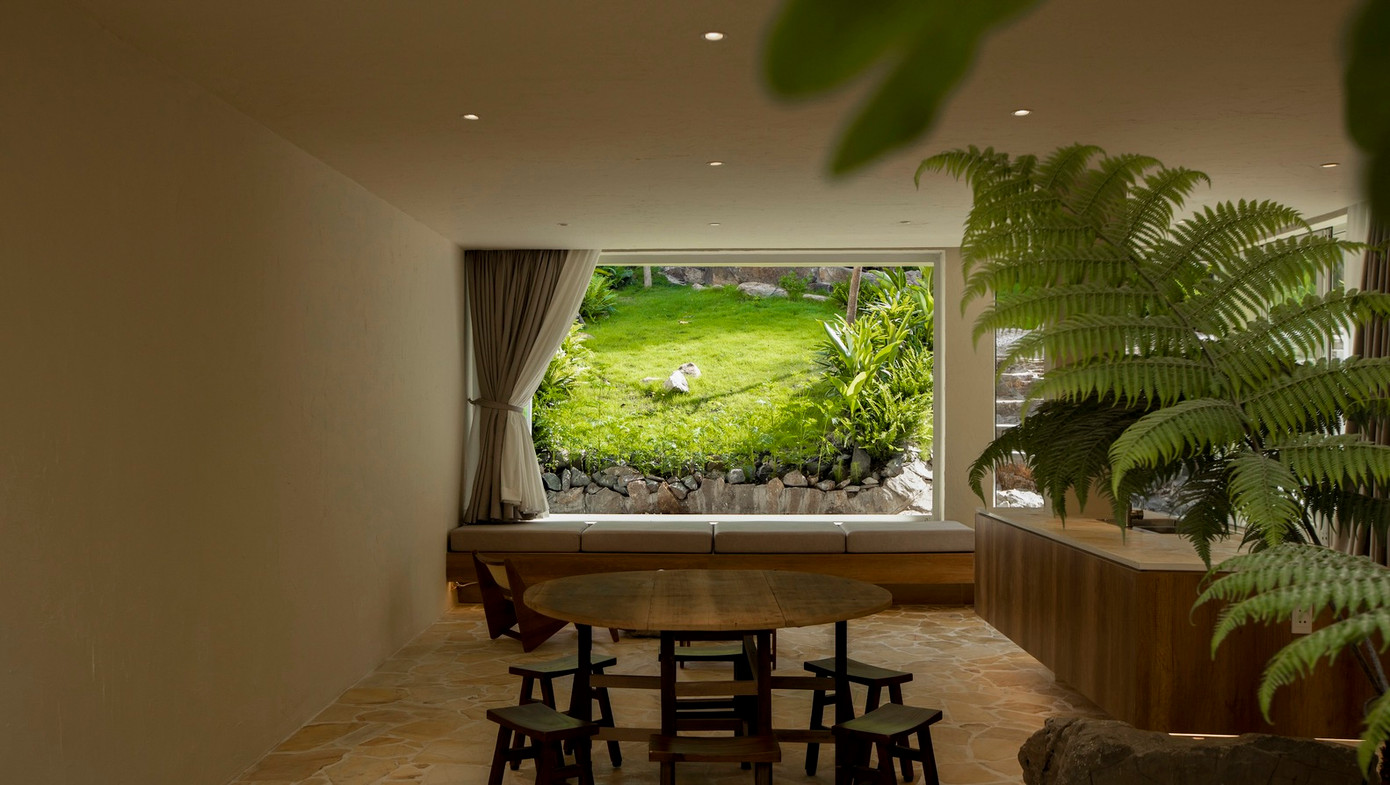 Ngôi nhà này là kết quả cải tạo công trình hiện có, nằm dưới chân một ngọn núi ở TP Vũng Tàu.