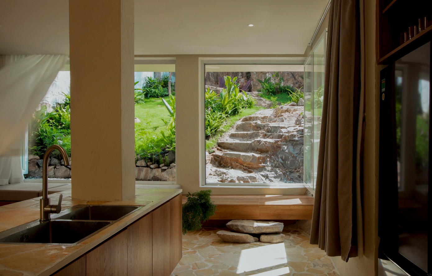 Để các không gian luôn sáng và thoáng, toàn bộ các cửa đều làm bằng kính.