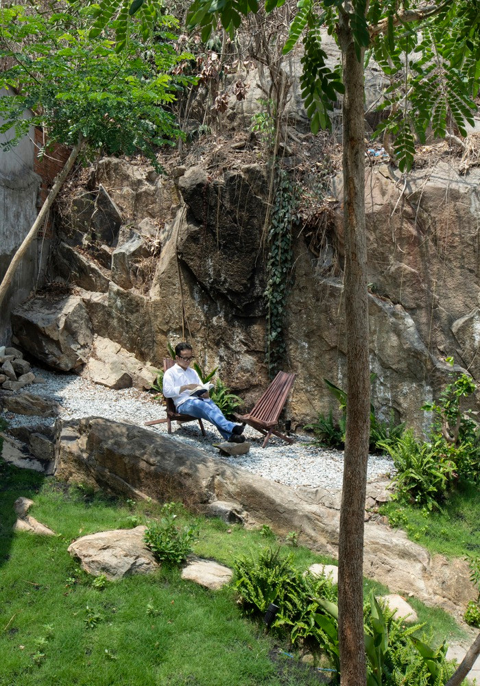 Theo đó, họ kết hợp những tảng đá hiện có từ địa điểm ban đầu, biến chúng thành các yếu tố chức năng vượt ra ngoài mục đích trang trí hoặc cảnh quan đơn thuần.