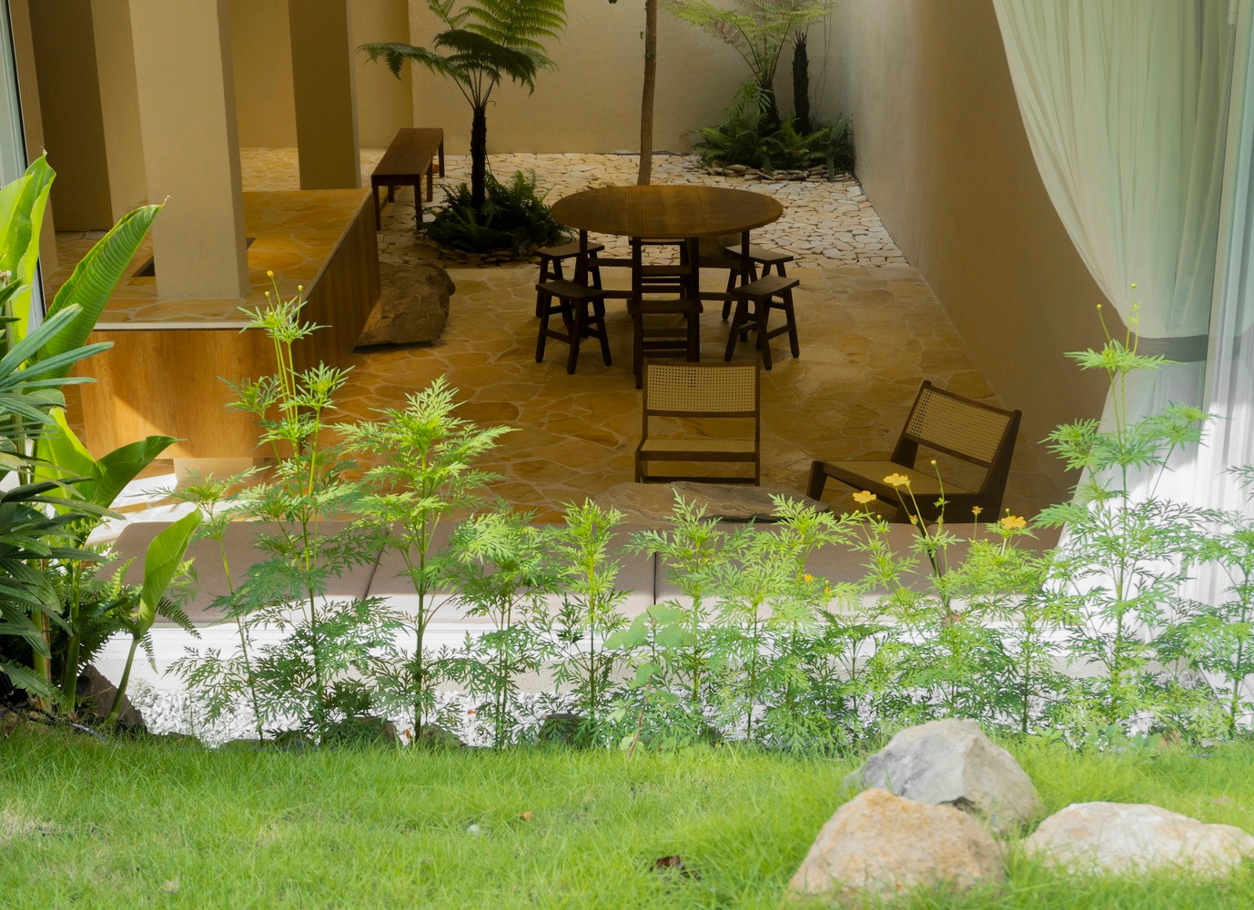 Với mẫu nhà này, kiến trúc sư mong muốn tạo ra sự chung sống bền vững, hài hòa giữa con người và thiên nhiên.