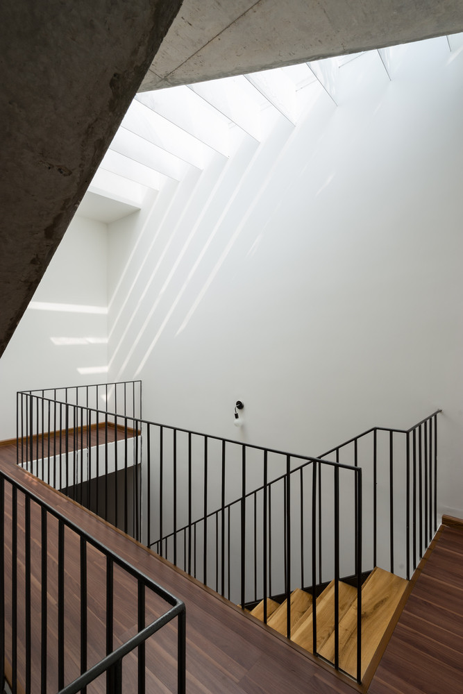 Do ngôi nhà có diện tích khiêm tốn nên cầu thang hẹp được bố trí ở giữa nhà.