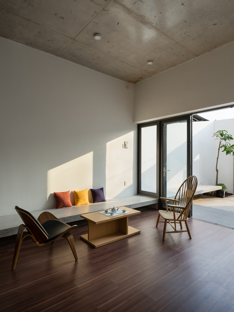 Tầng một là không gian phòng khách, bếp, bàn ăn, phòng của người lớn tuổi và một khu vườn nhỏ xinh.