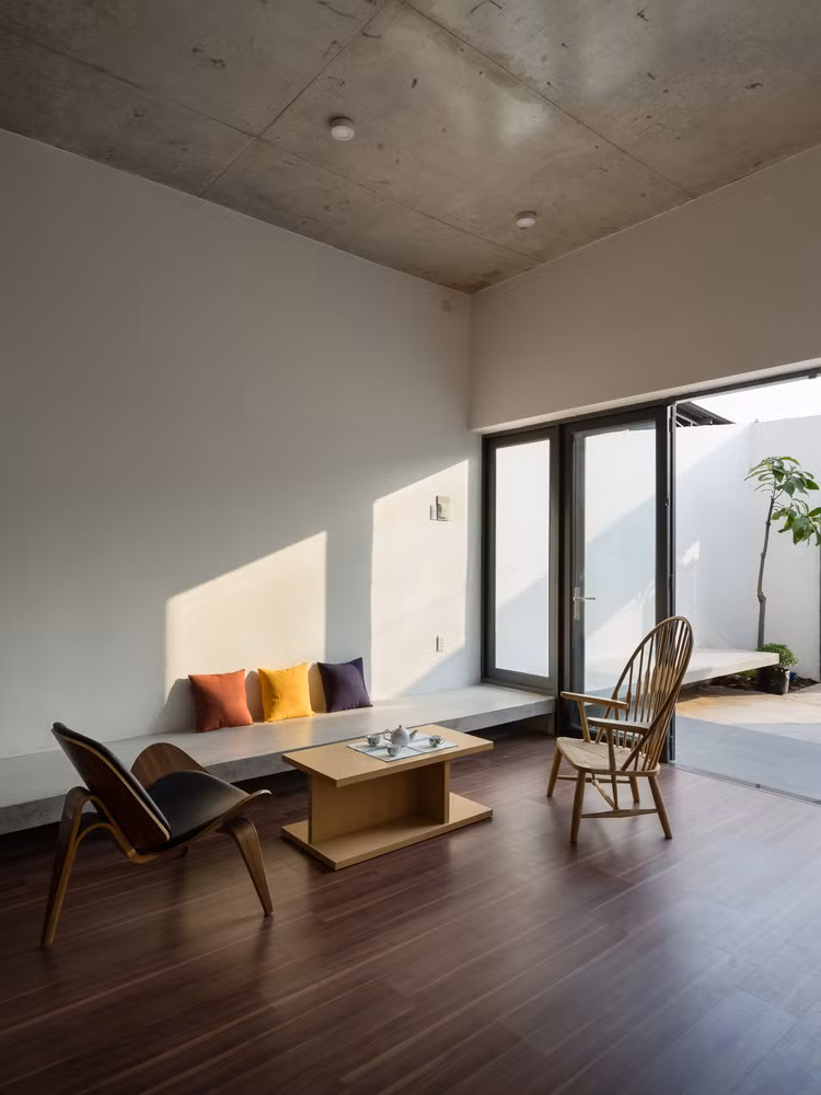 Tầng một là không gian phòng khách, bếp, bàn ăn, phòng của người lớn tuổi và một khu vườn nhỏ xinh.