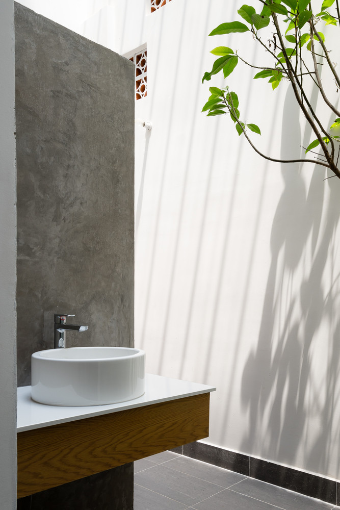 Được biết, thiết kế những khu vườn đan xen không gian sống là món quà của người cha dành cho con gái. Bởi gia chủ mong muốn những đứa trẻ sẽ lớn lên cùng khu vườn, cùng với những cây ăn quả trong vườn như cỏ lớn lên cùng anh chị em của mình.