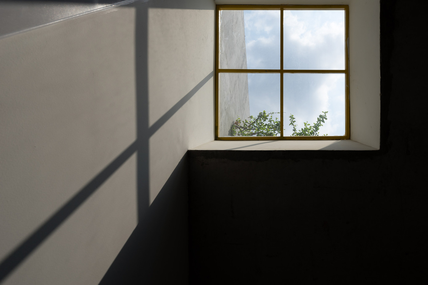 Được biết, thiết kế những khu vườn đan xen không gian sống là món quà của người cha dành cho con gái. Bởi gia chủ mong muốn những đứa trẻ sẽ lớn lên cùng khu vườn, cùng với những cây ăn quả trong vườn như cỏ lớn lên cùng anh chị em của mình.