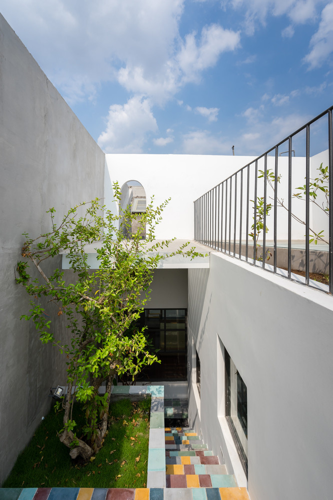 Ở các khu vườn, mỗi sáng những đứa trẻ của gia đình có thể cảm nhận niềm vui khi thấy những bông hoa mới nở, mùi thơm của trái cây chín trên cành hay niềm vui về vườn rau của mẹ đã thêm một màu lá mới.