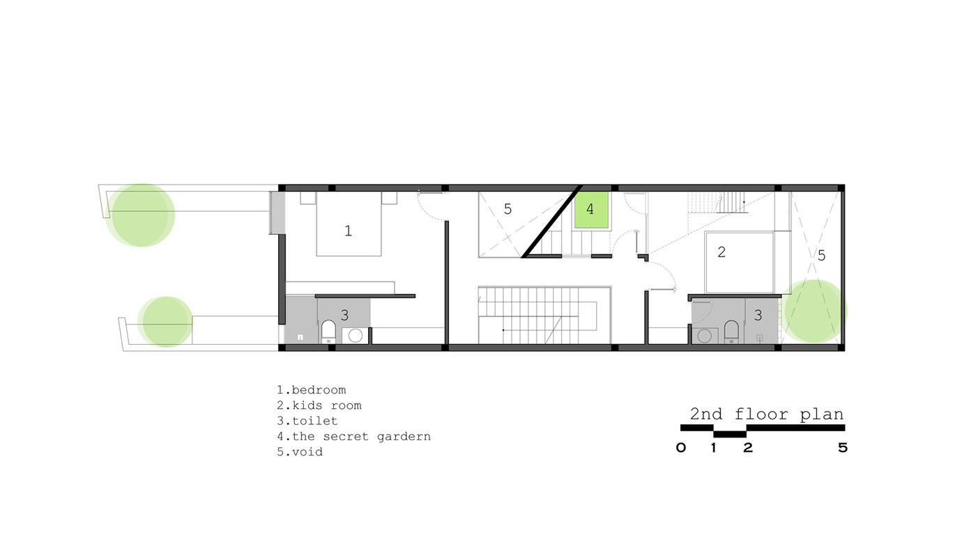 Gia chủ là một cặp vợ chồng trẻ và họ mong muốn ngôi nhà ngoài đáp ứng công năng để ở, còn có những khoảng vườn nhỏ xinh xắn, nằm len lỏi giữa các tầng nhà.