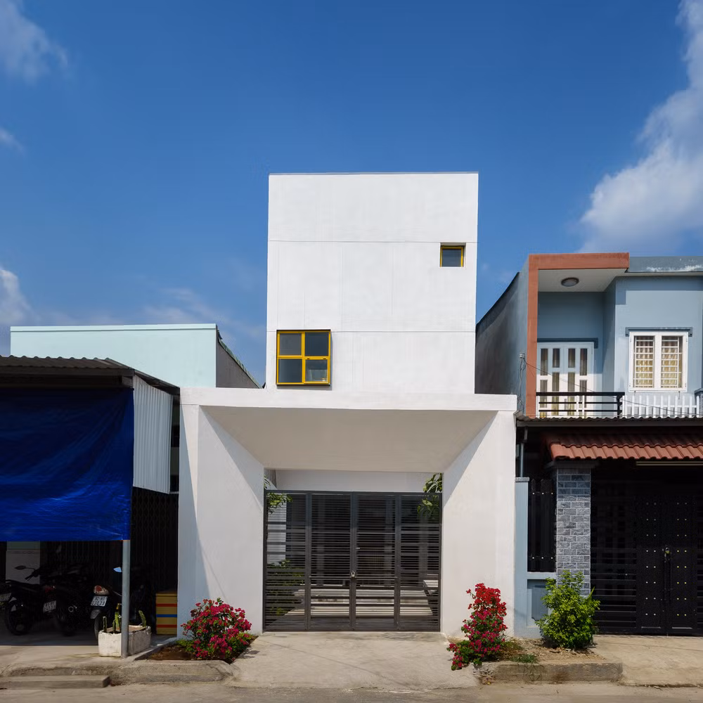 Ngôi nhà này nằm trong một khu dân cư tự phát có diện tích 5x17m. Do đó, kiến trúc xây dựng xung quanh ngôi nhà rất lộn xộn và tương đối thiếu cây xanh.