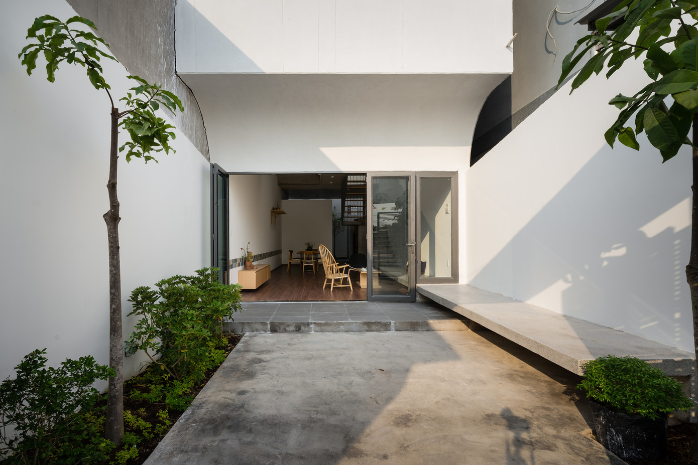 Để có diện tích cho sân vườn và lấy chỗ đỗ xe trong sân, ngôi nhà lùi khá sâu vào bên trong.