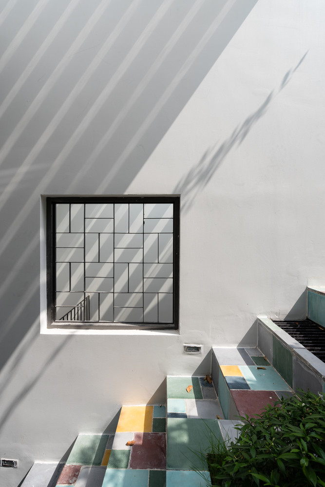 Để ánh sáng có thể đến mọi ngóc ngách trong nhà, kiến trúc sư cho bố trí nhiều cửa sổ dọc lối đi.