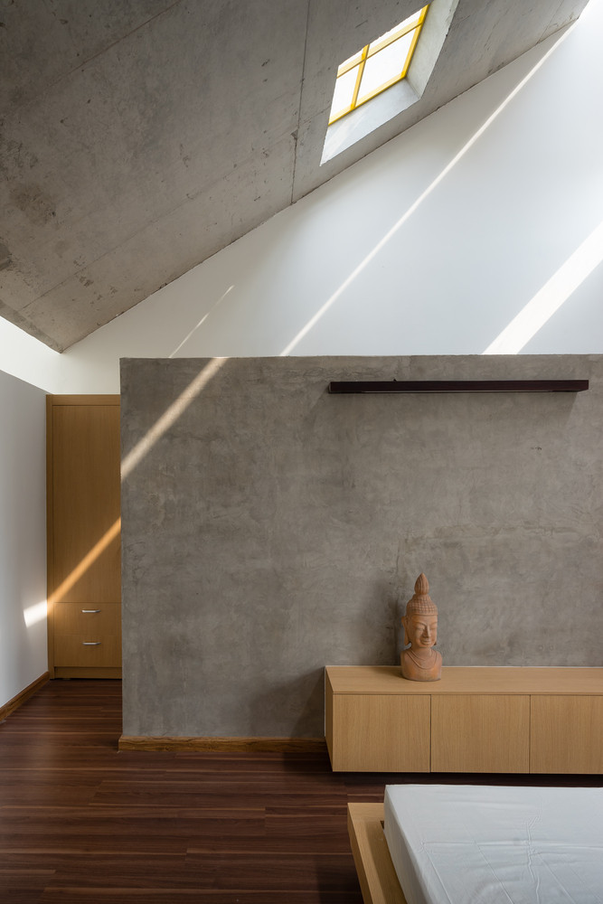 Để ánh sáng có thể đến mọi ngóc ngách trong nhà, kiến trúc sư cho bố trí nhiều cửa sổ dọc lối đi.