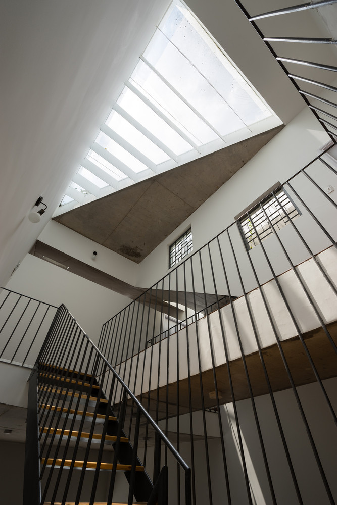 Do ngôi nhà có diện tích khiêm tốn nên cầu thang hẹp được bố trí ở giữa nhà.