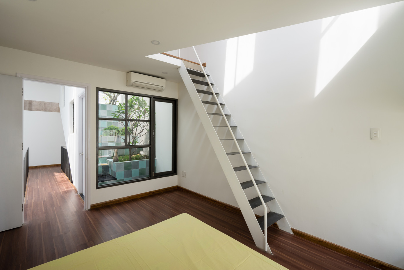 Tầng 2 có 2 phòng ngủ dành cho bố mẹ và con, từ các phòng ngủ có thể phóng tầm mắt ra các góc vườn xanh mát.