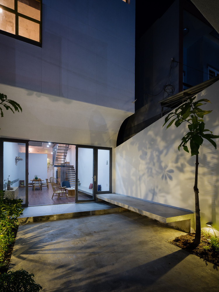 Tầng một là không gian phòng khách, bếp, bàn ăn, phòng của người lớn tuổi và một khu vườn nhỏ xinh.