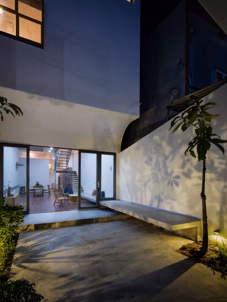 Tầng một là không gian phòng khách, bếp, bàn ăn, phòng của người lớn tuổi và một khu vườn nhỏ xinh.