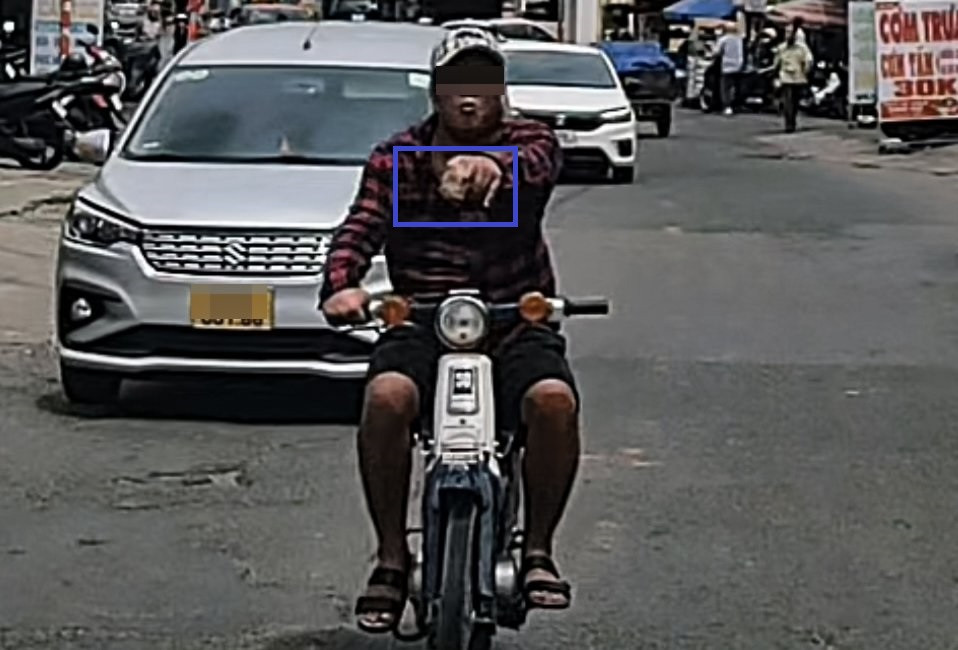 Đối tượng cầm đá trên tay đập vỡ kính cửa sổ ô tô 7 chỗ. Ảnh: Cắt từ clip Đối tượng cầm đá trên tay đập vỡ kính cửa sổ ô tô 7 chỗ. Ảnh: Cắt từ clip