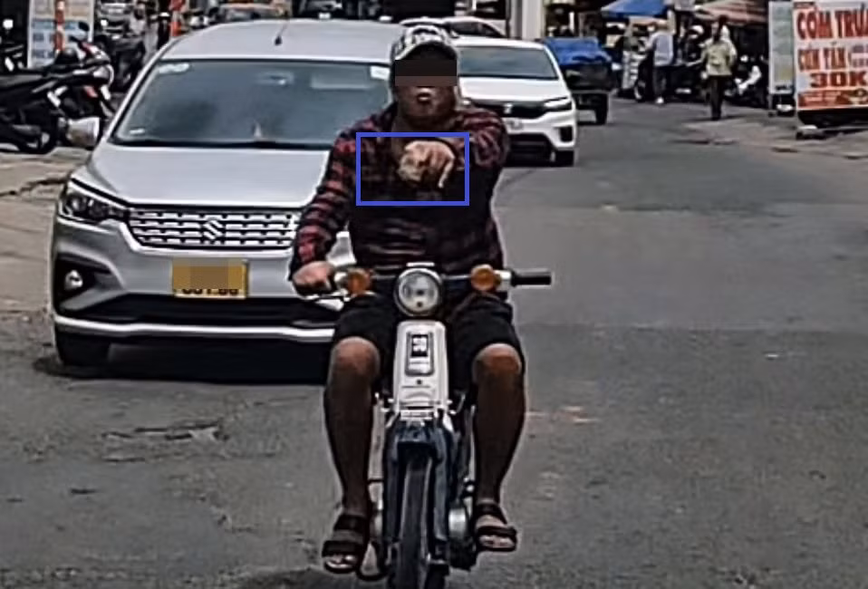 Đối tượng cầm đá trên tay đập vỡ kính cửa sổ ô tô 7 chỗ. Ảnh: Cắt từ clip