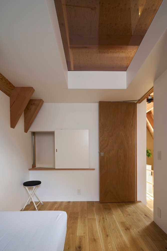 Vẫn là gam màu gỗ chủ đạo, các phòng ngủ tầng hai mang đến cảm giác ấm cúng, thân thuộc.