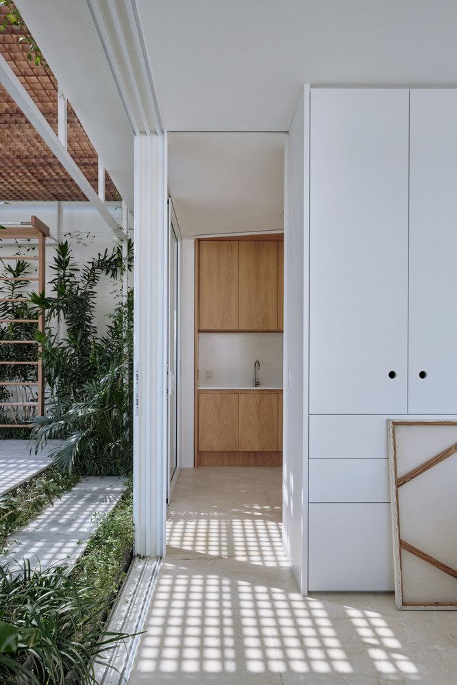 Không gian phòng khách kết nối với nhà bếp nhỏ, một nhà vệ sinh và một phòng vẽ. Không gian phòng khách kết nối với nhà bếp nhỏ, một nhà vệ sinh và một phòng vẽ.