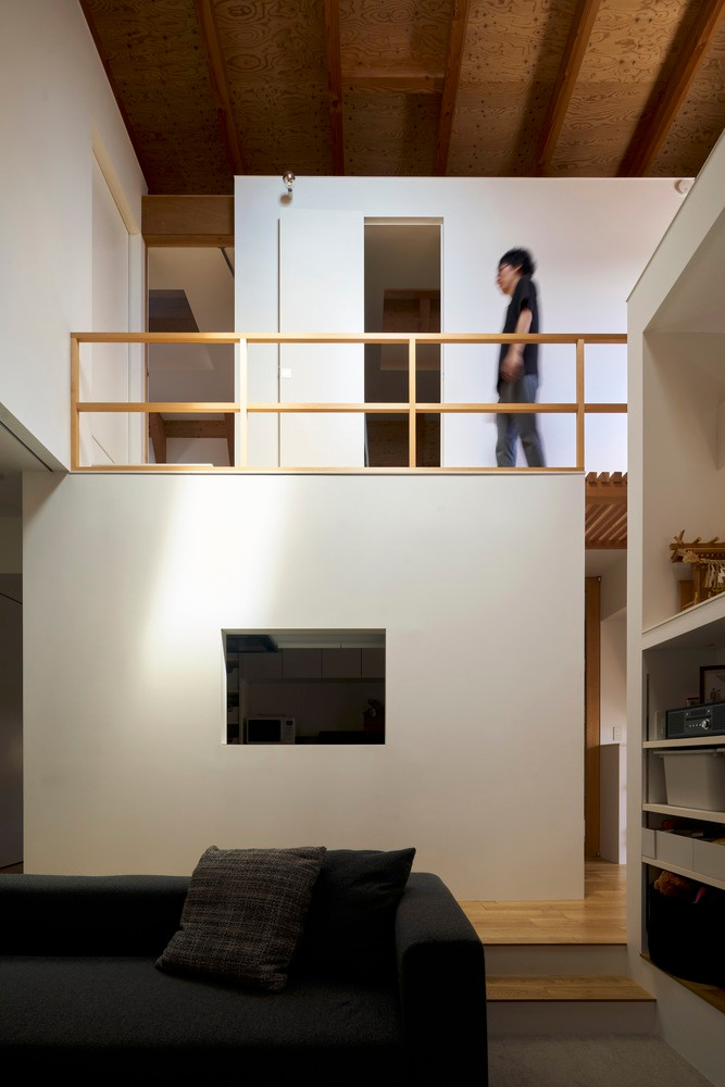 Từ phòng khách mọi người có thể dễ dàng nhìn lên tầng 2. Thiết kế thông tầng giúp các thành viên trong gia đình dễ dàng giao tiếp hơn, tạo nên bầu không khí ấm áp và thân mật.