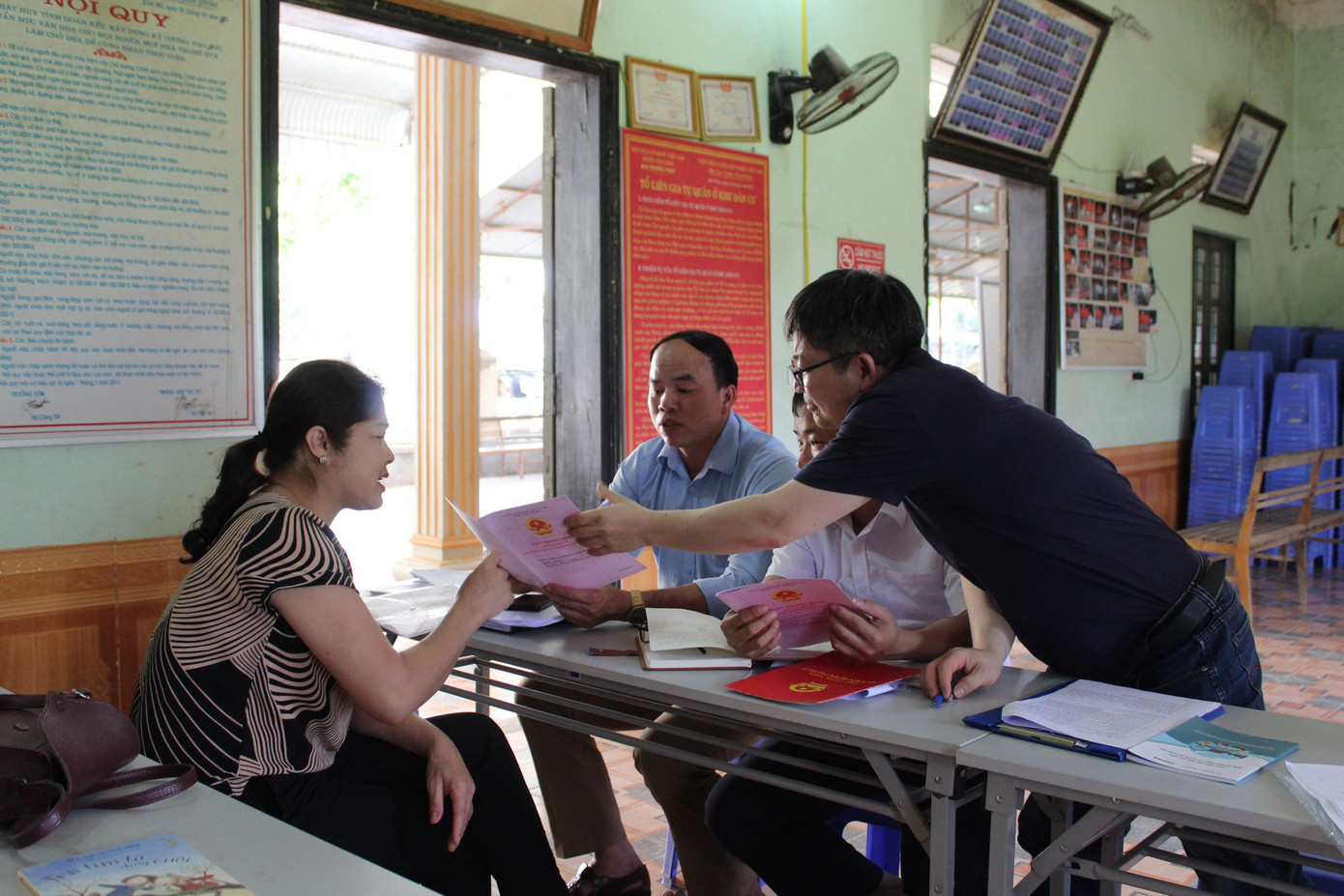 Luật Đất đai 2024 sửa đổi, mở ra cơ hội mới cho các nhóm đối tượng cụ thể là phụ nữ trong xã hội, đánh dấu sự thay đổi quan trọng trong quản lý sử dụng đất đai. (Ảnh minh họa: Internet) Luật Đất đai 2024 sửa đổi, mở ra cơ hội mới cho các nhóm đối tượng cụ thể là phụ nữ trong xã hội, đánh dấu sự thay đổi quan trọng trong quản lý sử dụng đất đai. (Ảnh minh họa: Internet)